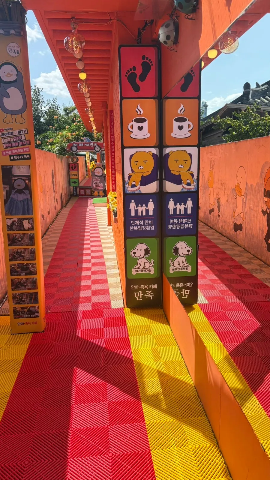 Café information mentioning its TV feature