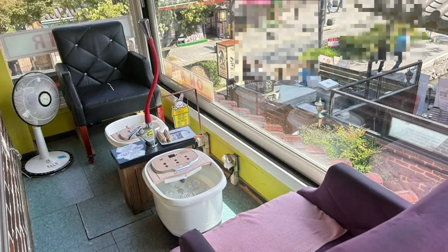 Private foot bath spot for visitors with a dog