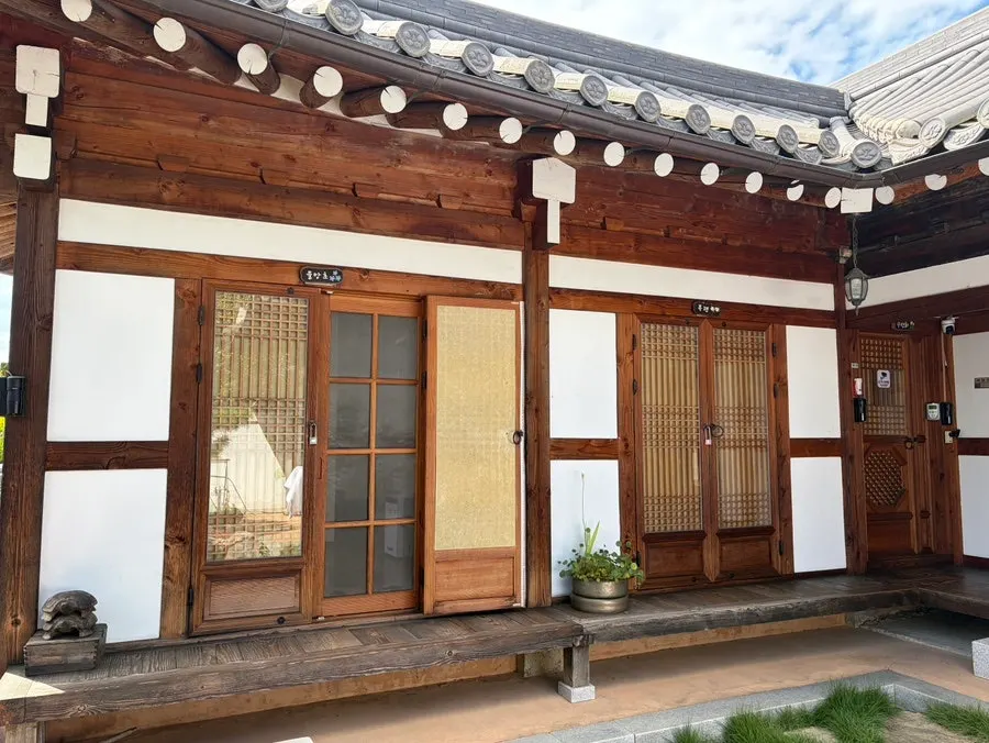 Full view of Haetsalgadeuk, a hanok guesthouse in Jeonju Hanok Village