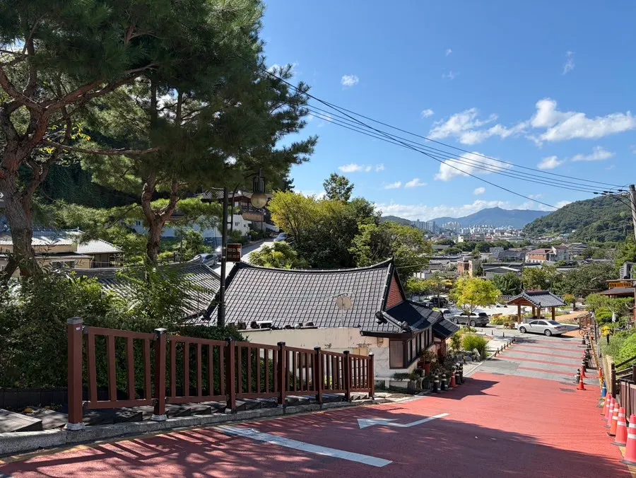 Surroundings of Haetsalgadeuk located inside the hanok village