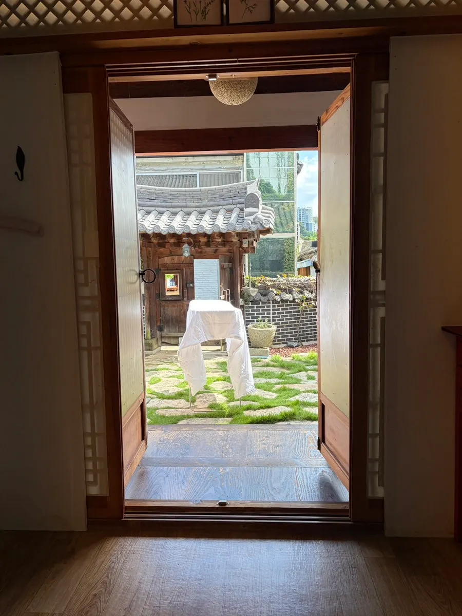 Hanok door leading into the Haedanghwa room