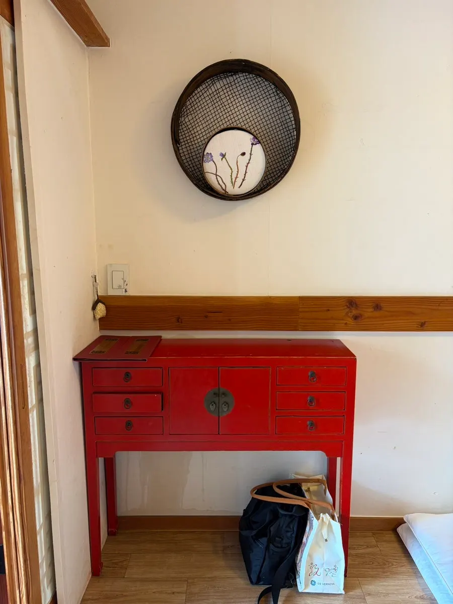 Decor pieces giving the room a hanok feel