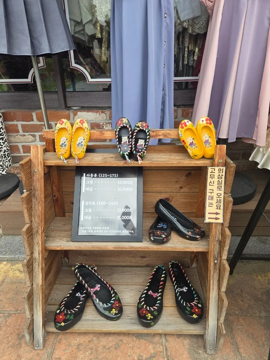 Entrance of the hanbok rental shop near Gyeonggijeon Shrine