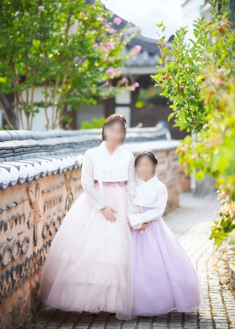 Indoor snap photography of three people in hanbok