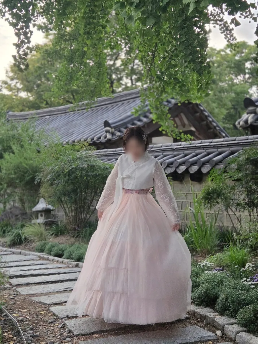 Naturally retouched hanbok snap photo