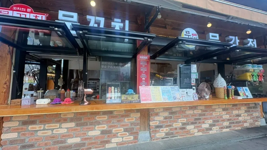 Munkkocchi Mungangjeong Jeonju Hanok Village Branch beside the ginkgo tree