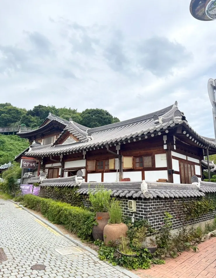 한옥 기와와 나무 건물 분위기