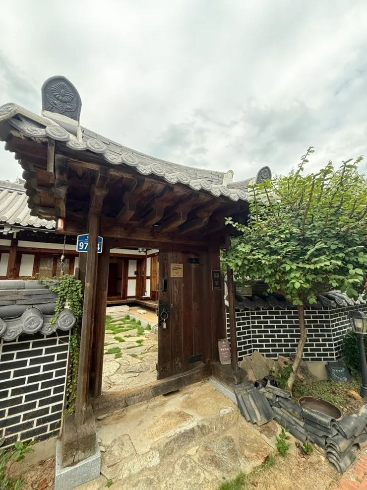 평일의 조용한 한옥 게스트하우스