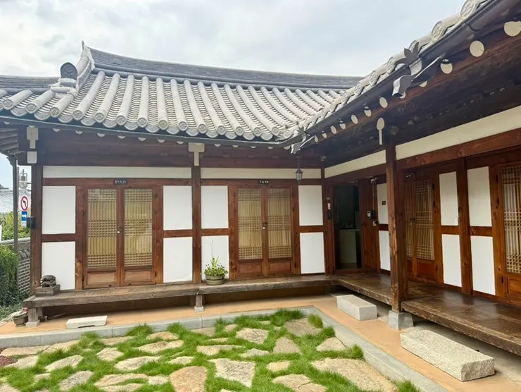 돌과 나무가 어우러진 한옥 마당