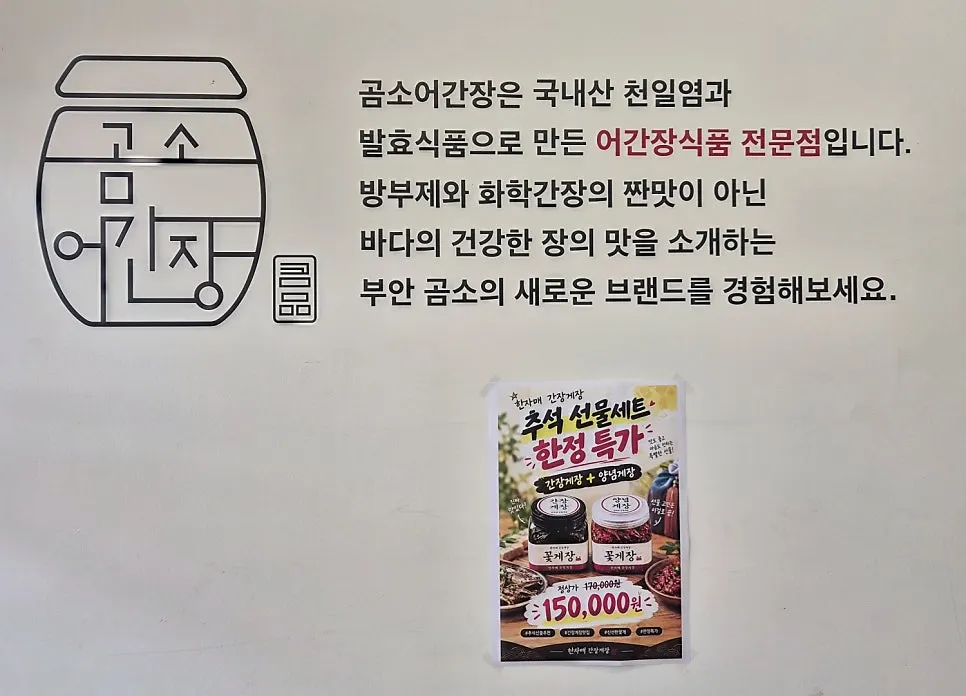 매장에 쌓인 포장 배달용 박스