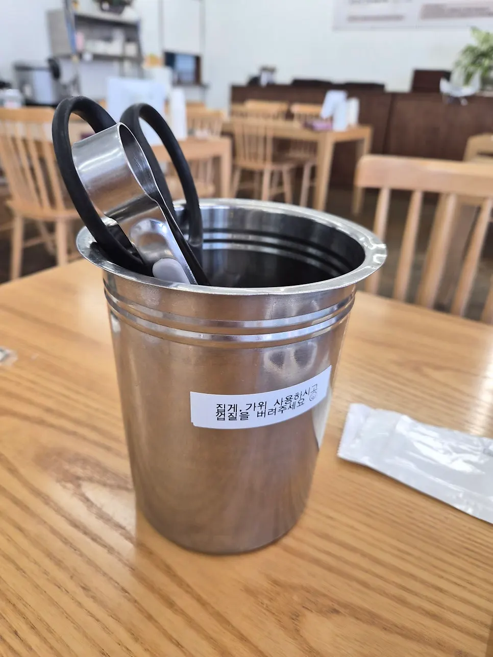 테이블 위 게 껍질 버리는 통