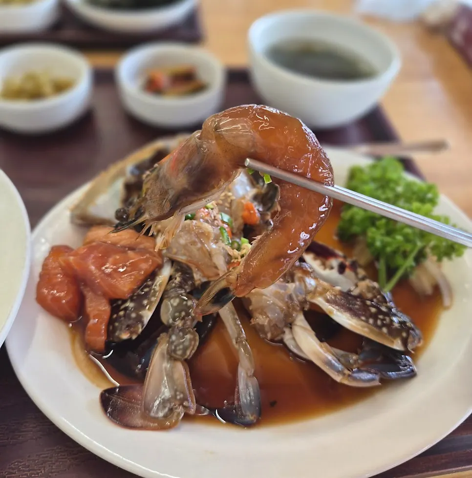 노른자를 비빈 계란밥과 통통한 새우장