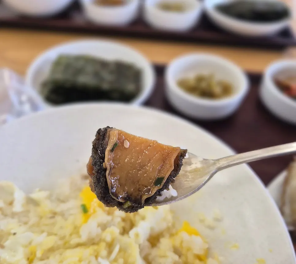밥과 함께 곁들인 전복장