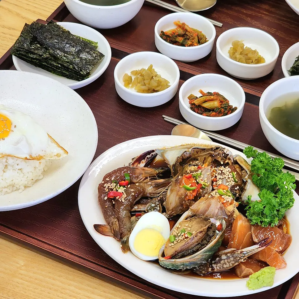 Soy mixed seafood table setting at Hanjamae Ganjang Gejang