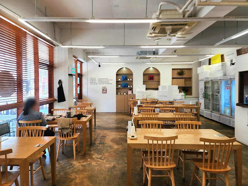Spacious seating inside Hanjamae Ganjang Gejang