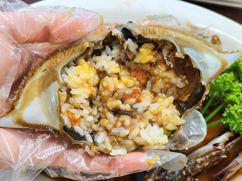 Mixing rice in the crab shell