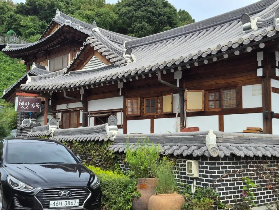 Exterior of Haetsalgadeuk, a hanok guesthouse on Hyanggyo-gil