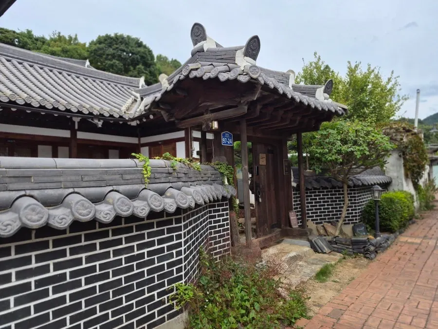 Alley in Hanok Village leading to Haetsalgadeuk
