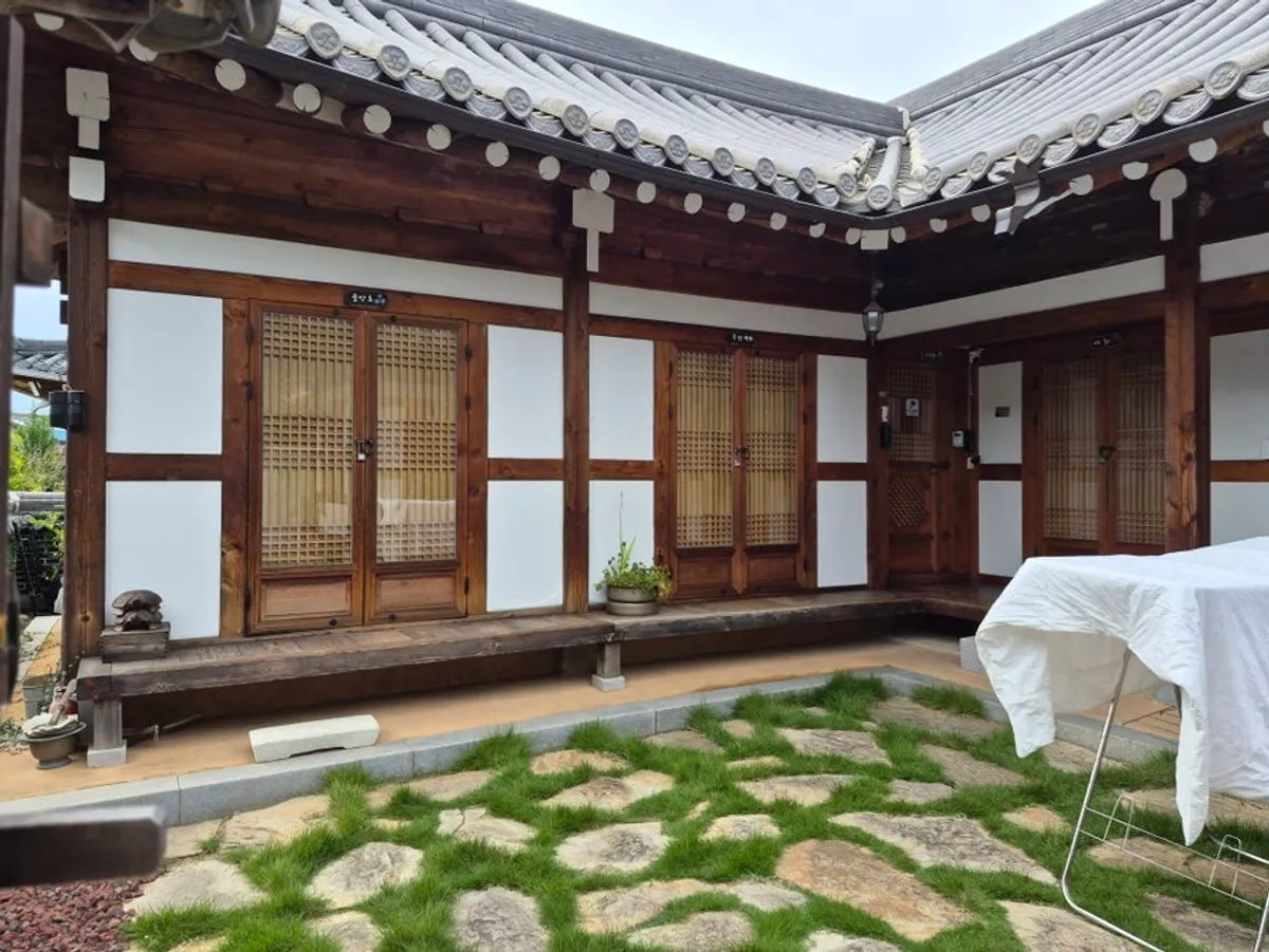 Haetsalgadeuk hanok building showing its eaves line