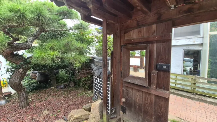 Entrance door at Haetsalgadeuk, reminiscent of an old country house