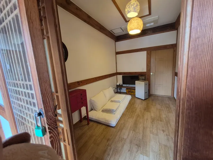 Interior layout of the Gukhwa hanok room