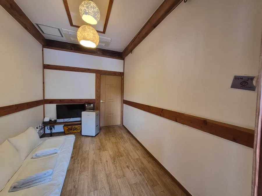 Resting area at the Haetsalgadeuk hanok stay