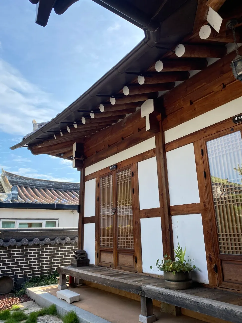 Exterior view of Haetsalgadeuk, a hanok stay in Jeonju's Hanok Village
