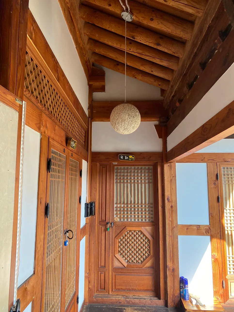 Wooden porch and timber pillars at Haetsalgadeuk