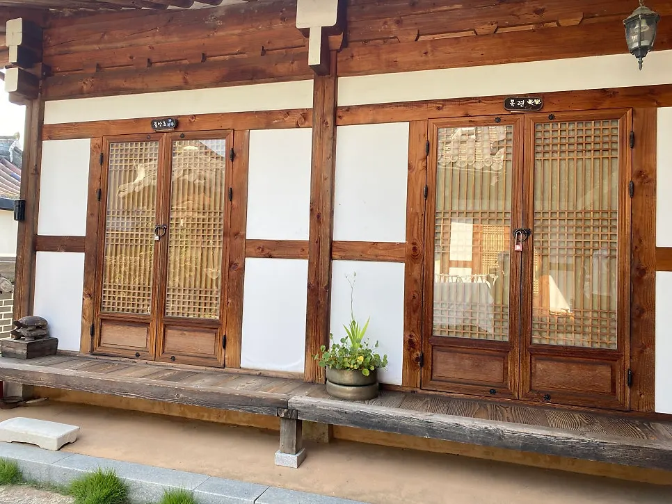 Courtyard with rooms lined under the tiled roof