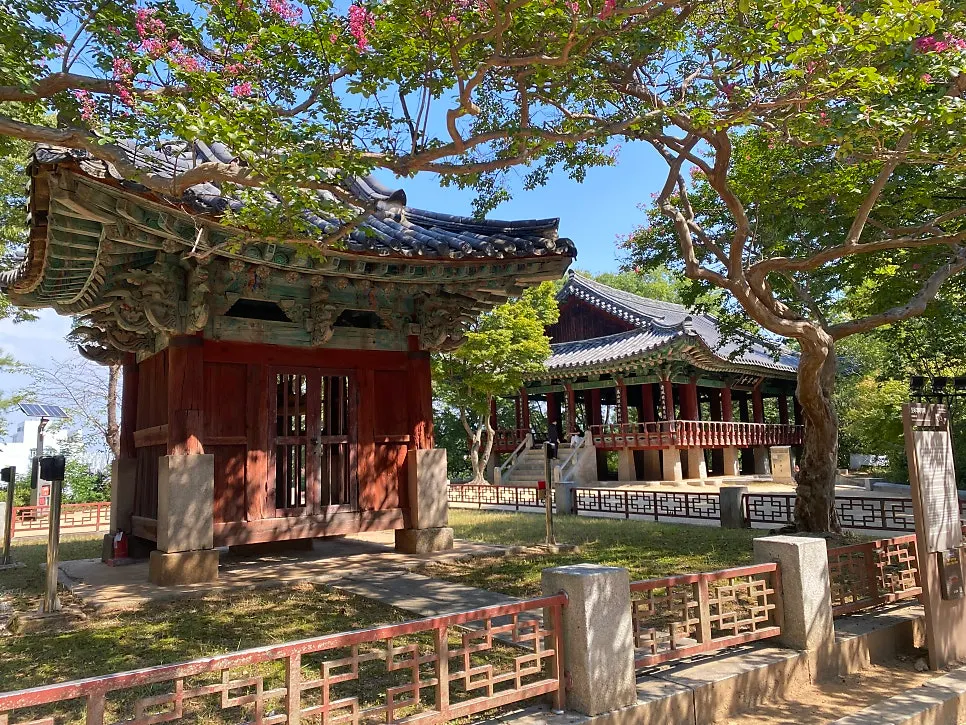 Walking path toward Jeonju Hyanggyo next to Haetsalgadeuk