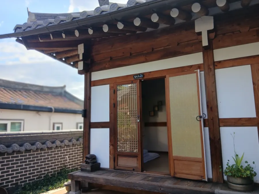 햇살가득 한옥 건물과 마당