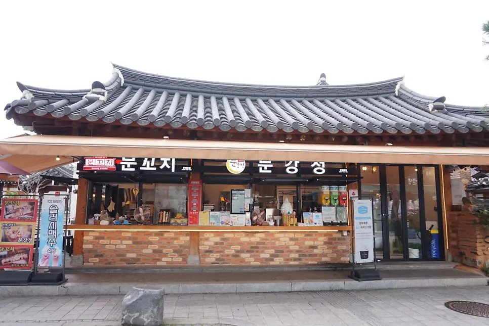 Exterior of Munkkocchi Mungangjeong on Eunhaeng-ro in Jeonju Hanok Village