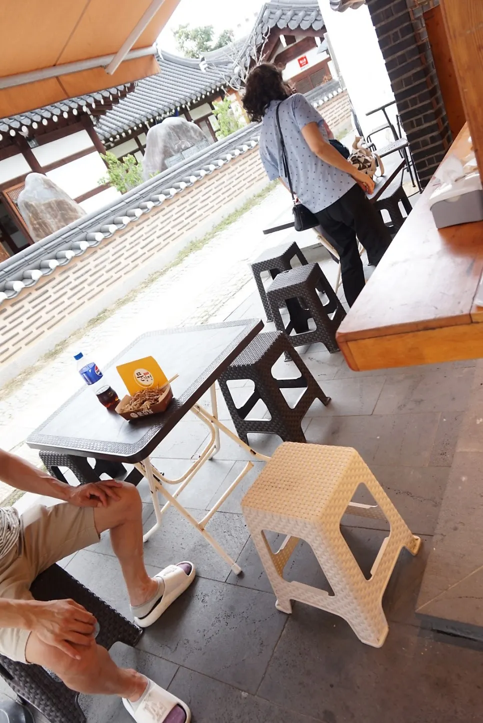 Outdoor tables beside Munkkocchi Mungangjeong for eating on the spot
