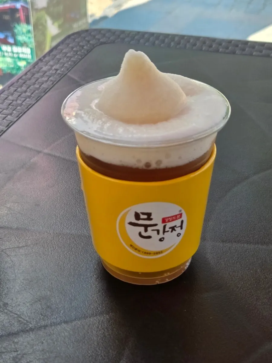 치즈문꼬치와 치즈닭꼬치를 나눠 먹는 모습