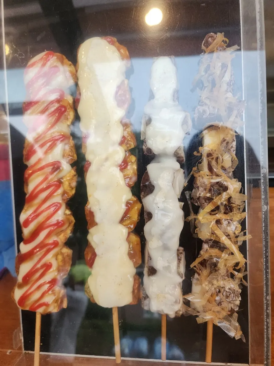 진열대에 놓인 문어꼬치와 닭꼬치