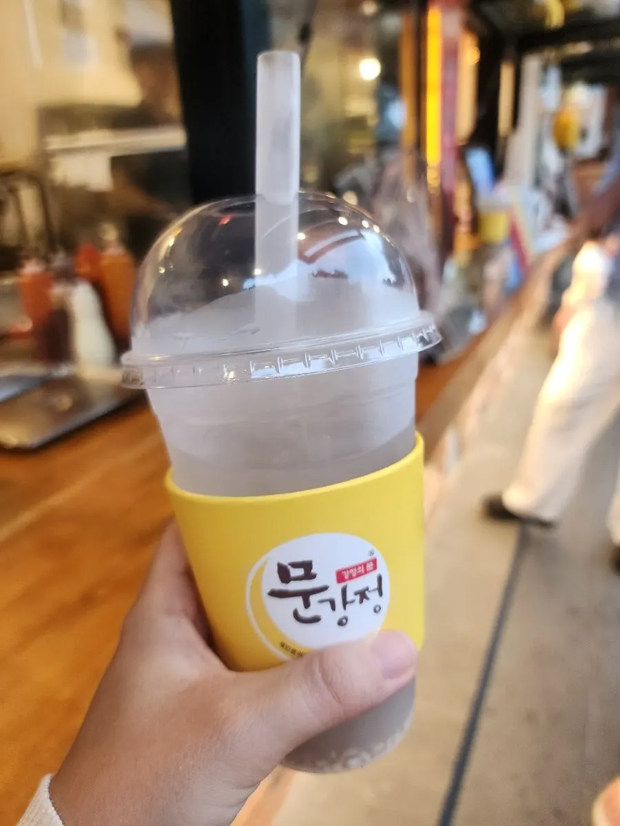 쫄깃한 문어가 보이는 치즈문꼬치 한 입