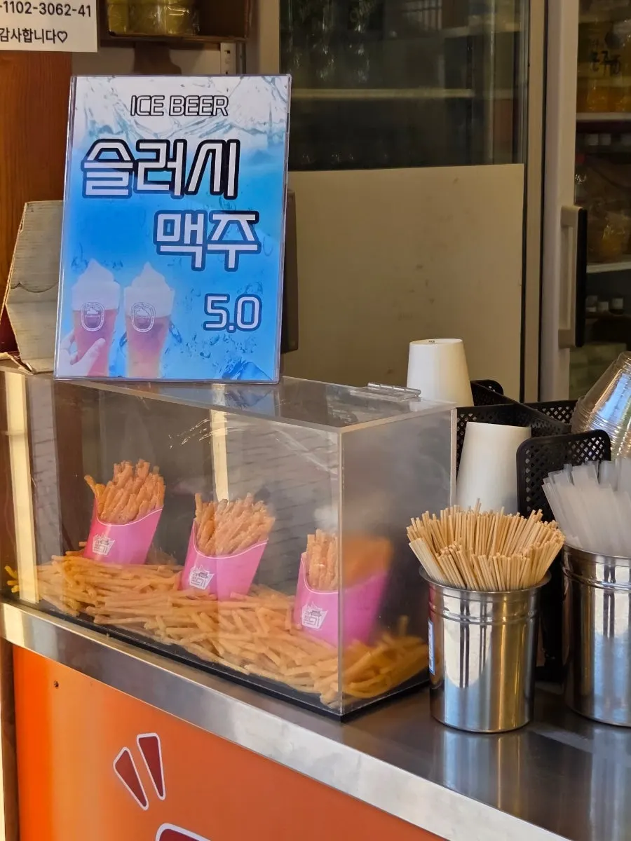 쫀드기 튀김과 고구마 치즈스틱 메뉴 안내판
