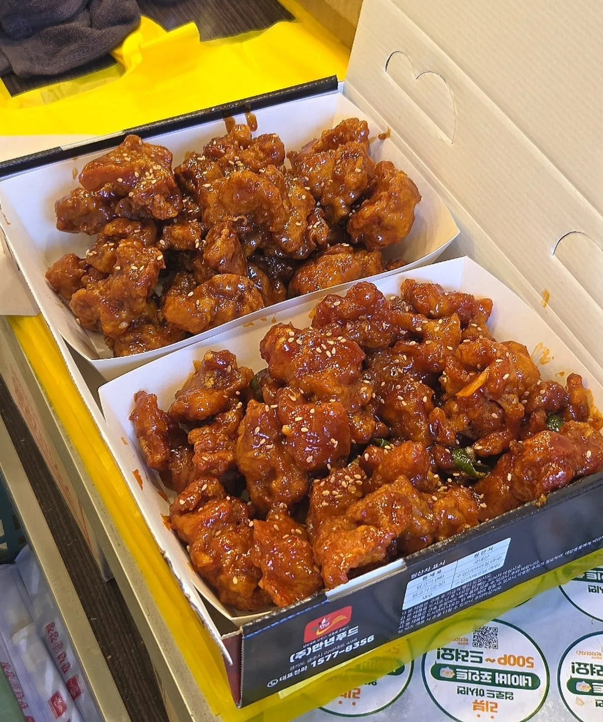 양념 반 간장 반으로 담긴 만년닭강정 반반 상자