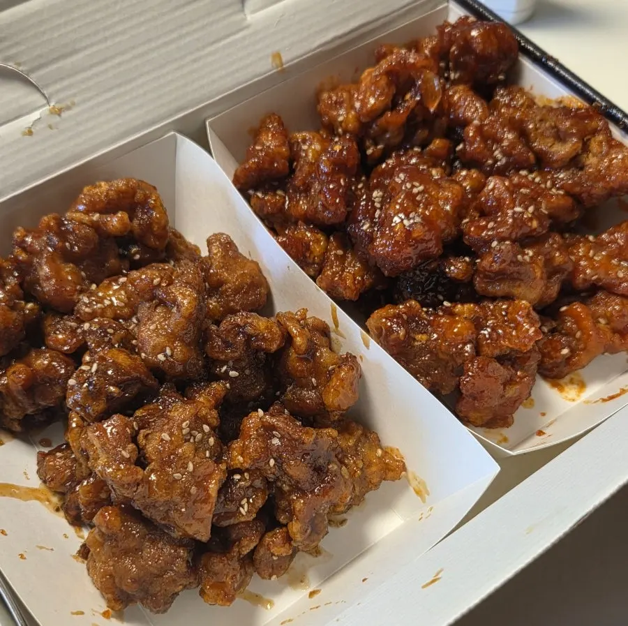 숙소 테이블에 펼친 양념·간장 닭강정