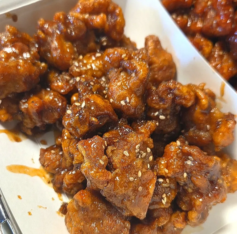 한입 크기 닭강정 위에 뿌려진 깨