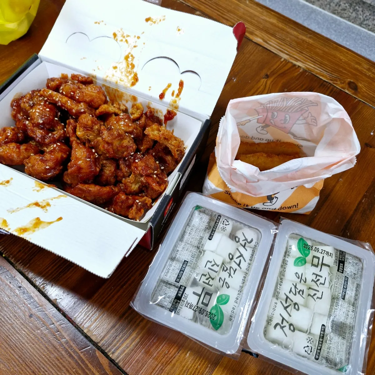 Bungkusan gabungan dakgangjeong dan udang goreng