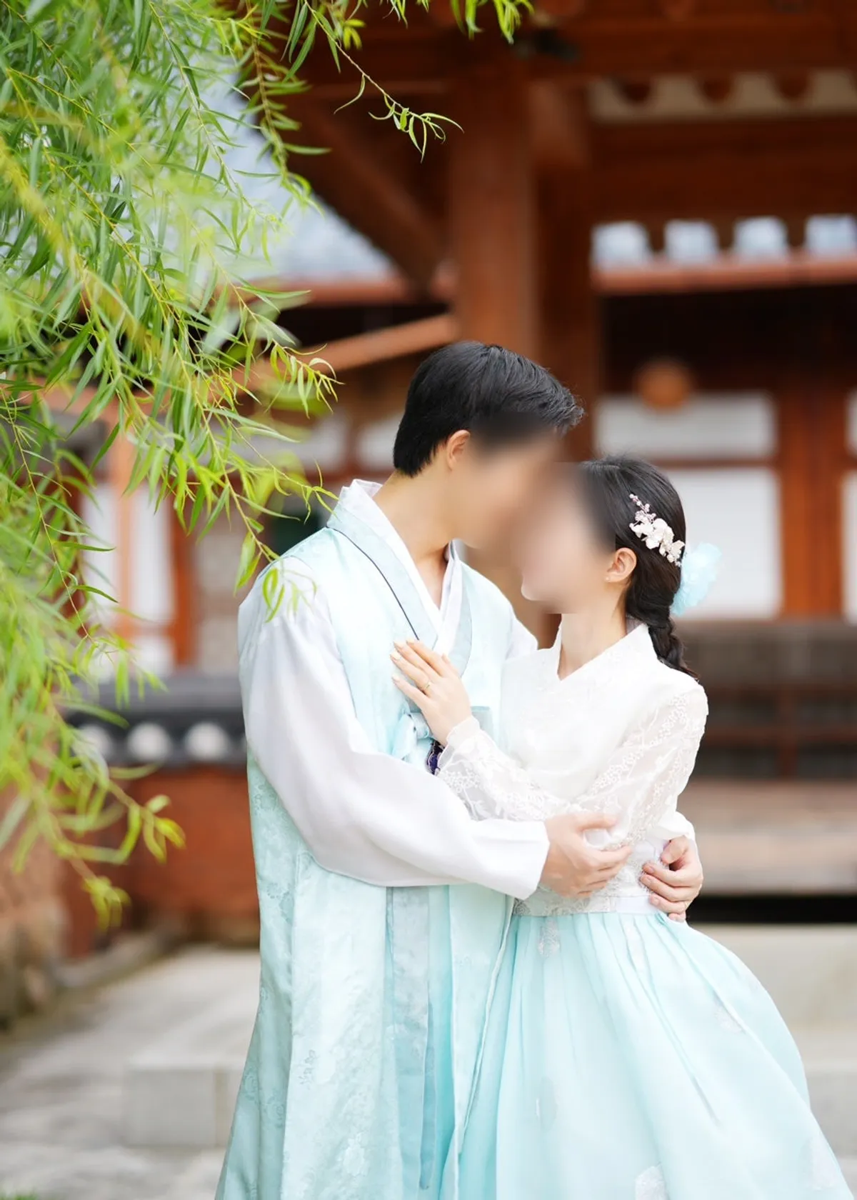 자연스럽게 보정된 전주 한옥마을 한복 스냅사진