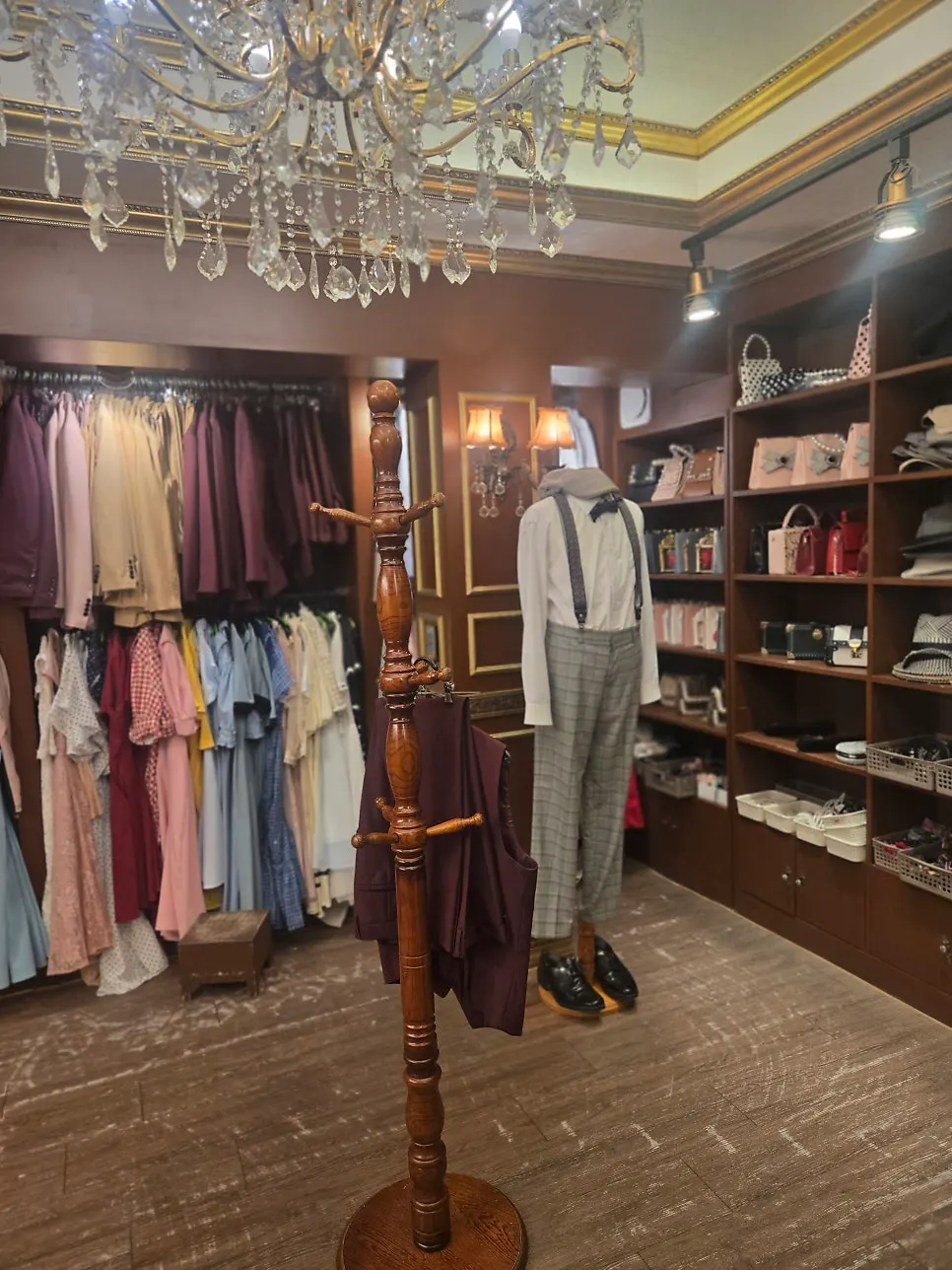 Gaehwagi-era Gyeongseong-style costumes and school uniform corner