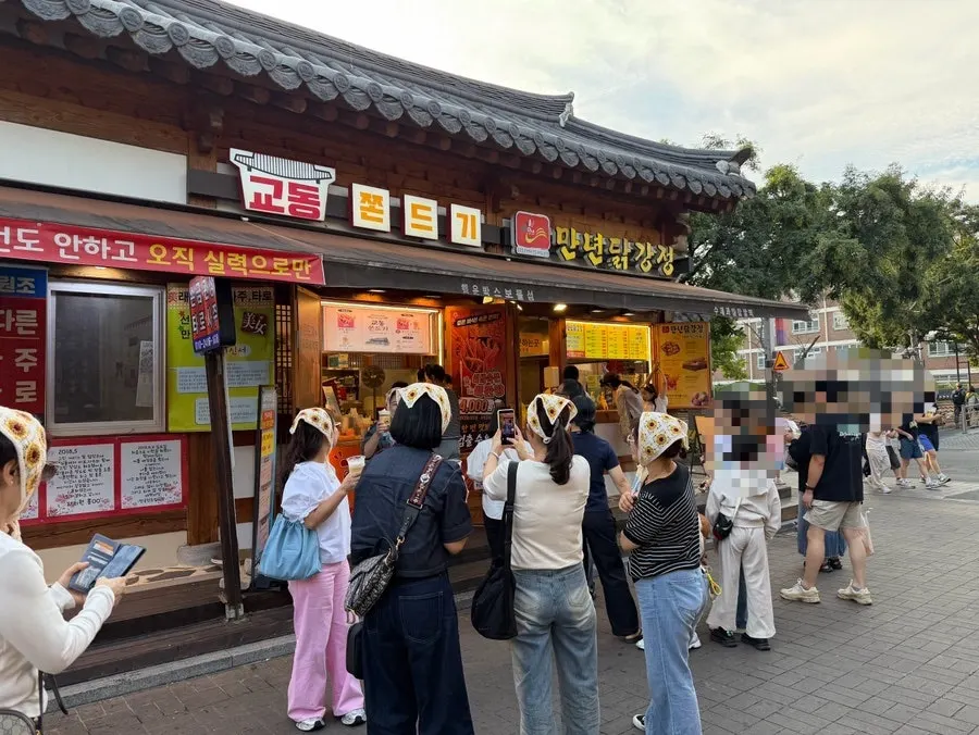 닭강정과 사이드메뉴가 적힌 메뉴 안내