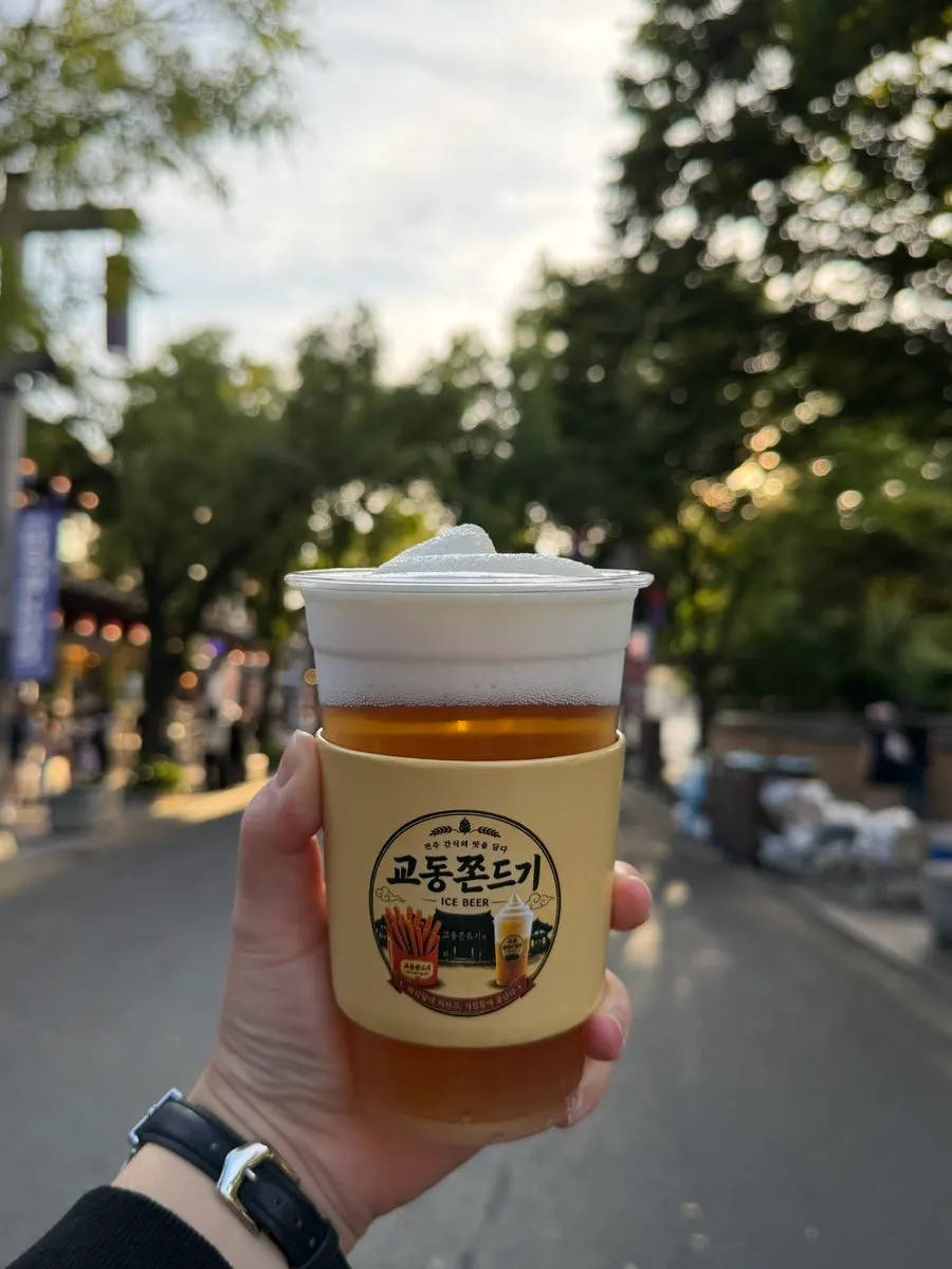 닭강정 한 조각을 집어 든 모습