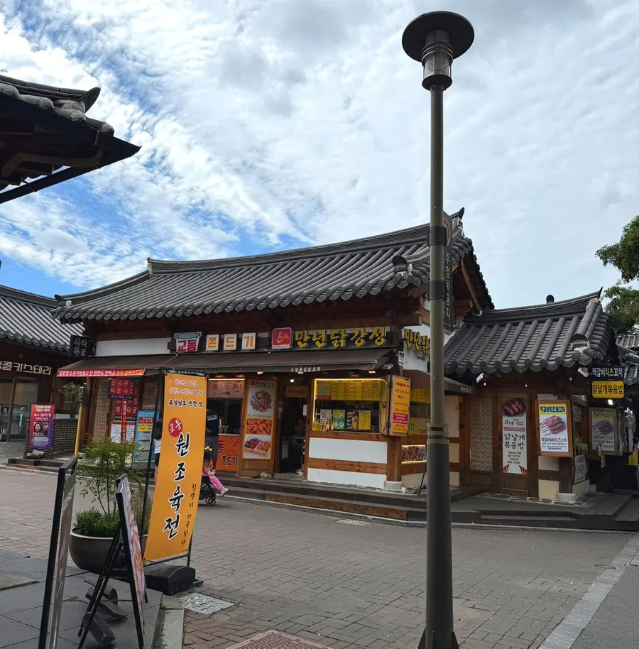Location of Mannyeon Dakgangjeong on Taejo-ro, the main street of Hanok Village