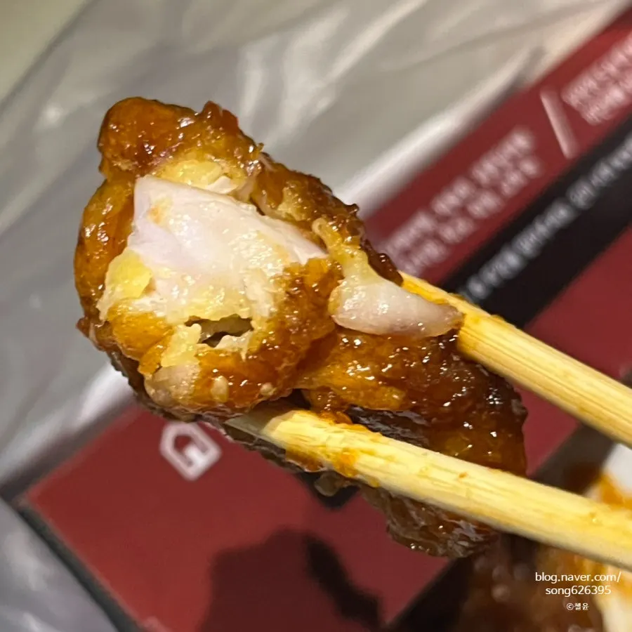 순한맛 양념이 코팅된 닭강정 클로즈업