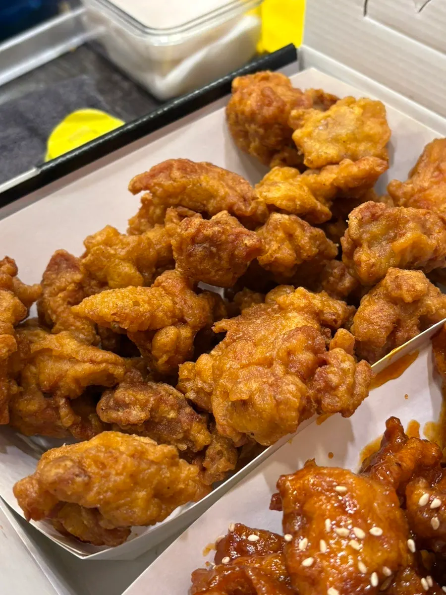 볶아낸 순한맛 닭강정 클로즈업