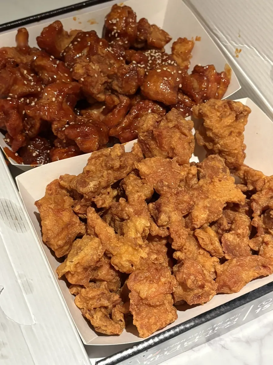 포장 용기에 반반으로 담긴 후라이드와 순한맛