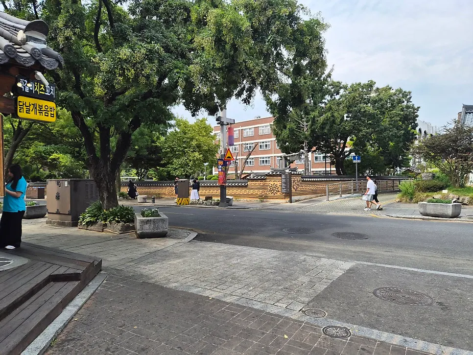 전주 한옥마을 가운데 광장과 먹자골목 풍경